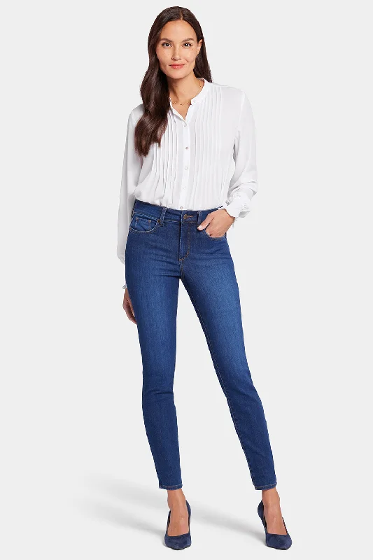 Chic Women's Outfit Ami Skinny Jeans In Petite - Cooper