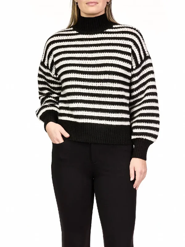 Stylish Women's Attire Keep It Chic Stripe Sweater In Chalk Stripe